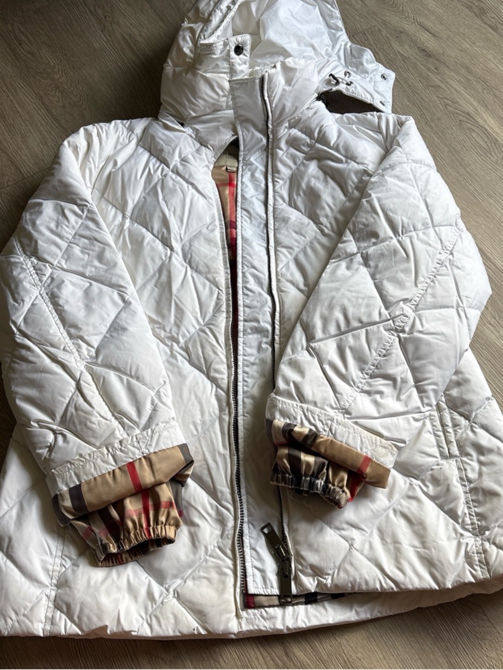 Women’s White Burberry quilted puffer coat with removable hood - Picture 3 of 5